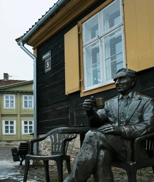LATVIA, KULDIGA - 15 Aralık: Kuldiga Letonya 'nın en büyüleyici ve büyülü şehirlerinden biridir. 15 Aralık 2021 'de Aktör Değerlendirmeleri Valterson anıtıyla sokak manzarası, Kuldiga, Letonya.