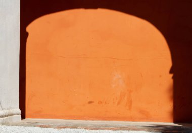 Alçılı turuncu duvarın görüntüsü.