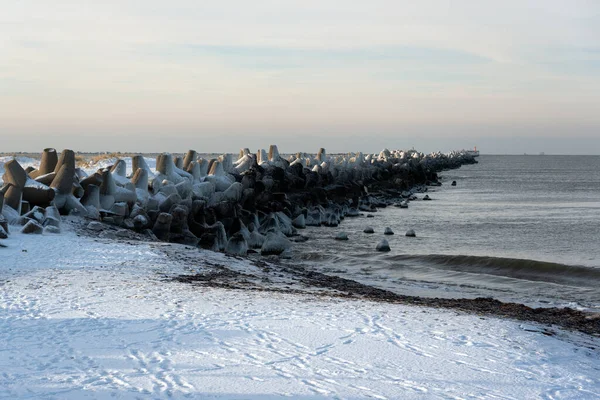 Liepaja北部防波堤的结冰 — 图库照片