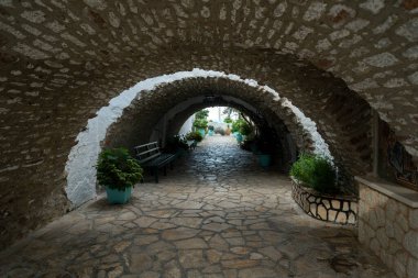 Manastırın kemerlerinin altına bak..