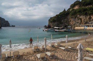 GREECE, KORFU - 19 Eylül: Corfu (veya Kerkyra) Yunan adasıdır. İyon Denizi 'nde. 19 Eylül 2021 'de Paleokastrica, Paleokastrica, Korfu, Yunanistan' daki gemi rıhtımının görüntüsü.