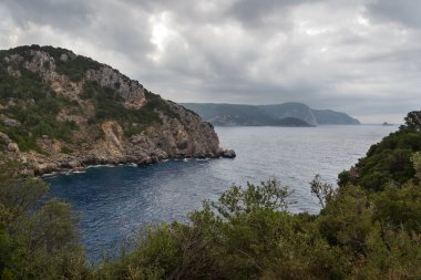 Paleokastritsa 'daki sahil manzarası.