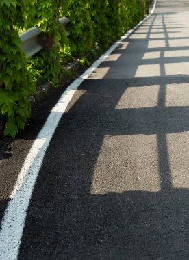 İtalya adasındaki asfalt yolda gölgeler..