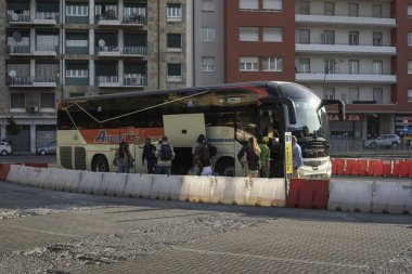 Brescia, İtalya 'nın Lombardiya bölgesinde yer alan bir şehirdir. 13 Mayıs 2022 'de otobüs durağındaki insanlar, Brescia, İtalya.