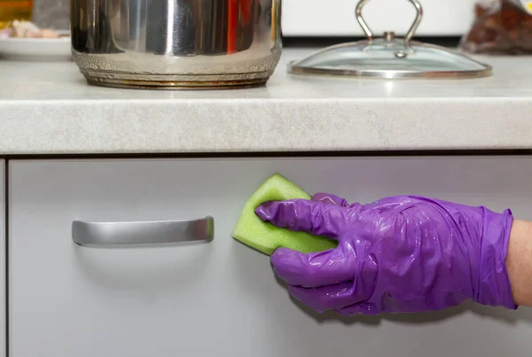 Praca Domowa Kuchni Sprzątanie Kredensów — Zdjęcie stockowe