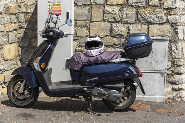 이탈리아 Monte Isola 이탈리아뿐만아니라 유럽에서도 섬으로 2022 오토바이와 헬멧을 이탈리아 — 스톡 사진