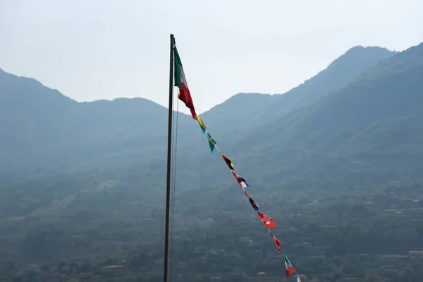 Pequenas Bandeiras Mastro Contra Pano Fundo Uma Montanha — Fotografia de Stock