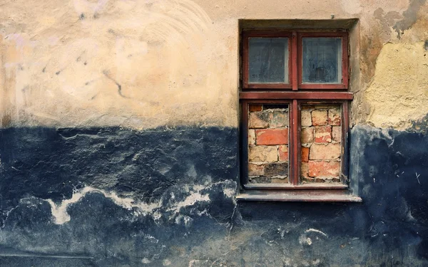 Grunge väggen i det gamla huset med fönster — Stockfoto