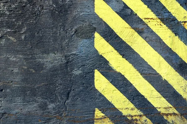 Dikkat çekmek için sarı boya ile siyah duvar — Stok fotoğraf