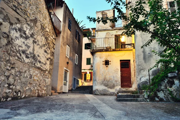 Carino vecchio cortile in Croazia . — Foto Stock