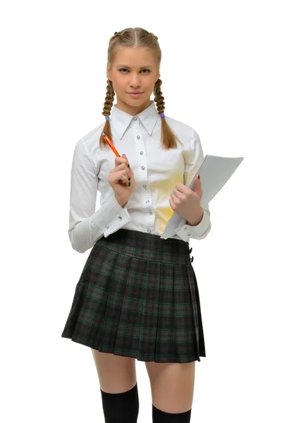 Hermosa estudiante rubia con cuaderno y pluma en las manos en una falda a cuadros —  Fotos de Stock