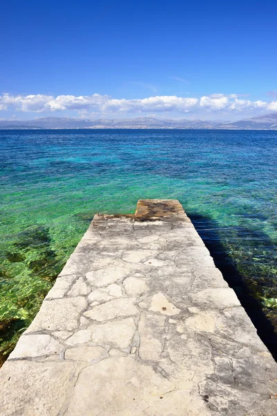 Sognando su un molo di pietra vuoto nel silenzio del mare — Foto Stock