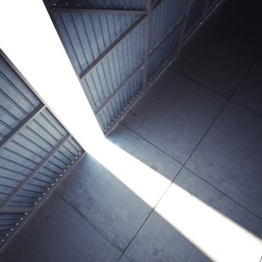 hangar kapıları gelen ışık