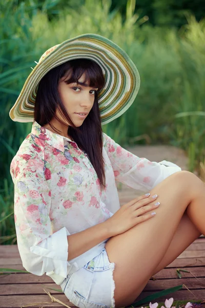 Belle fille brune au chapeau relaxant sur la nature — Photo