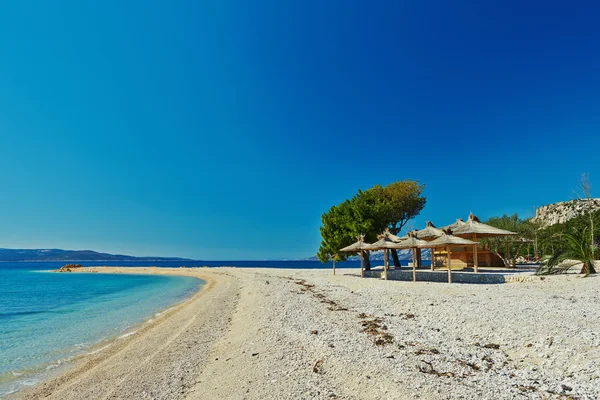 Hermosa playa vacía con agua cristalina en Croacia — Foto de Stock