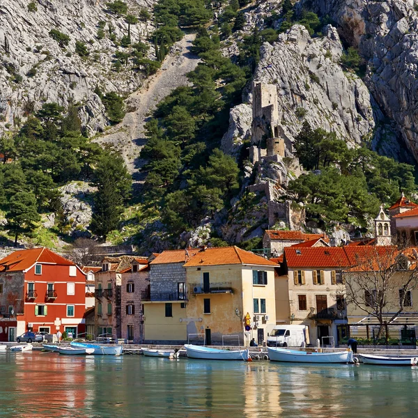 Hermoso casco antiguo de Omis con barcos en el muelle —  Fotos de Stock