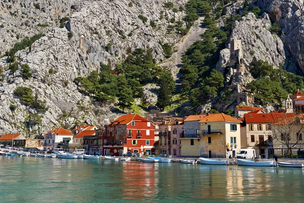 Hermoso casco antiguo de Omis con barcos en el muelle —  Fotos de Stock