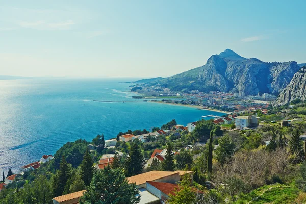 Hırvatistan kasaba omis en üstten güzel Deniz Manzaralı — Stok fotoğraf