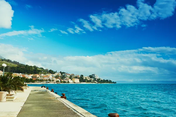 Schattig vakantieoord aan de makarska riviera in Kroatië — Stockfoto