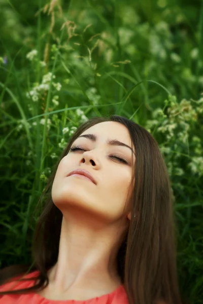 Beautiful young girl dreams in the field — Stock Photo, Image