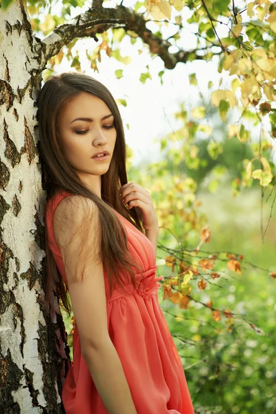 Beautiful young girl dreams in the field — Stock Photo, Image