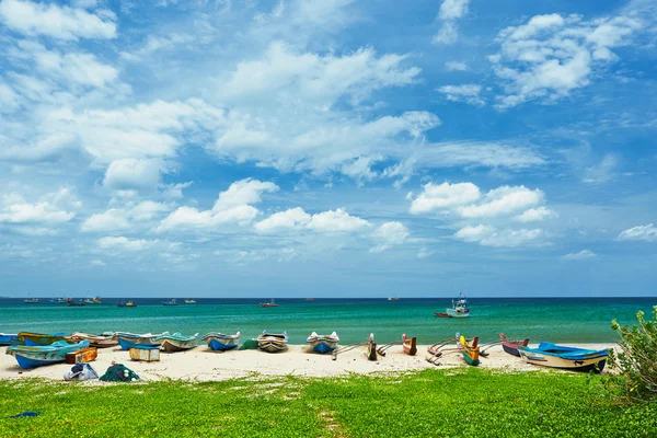 Fiskeby med båtar på Indiska oceanen i sri lanka — Stockfoto