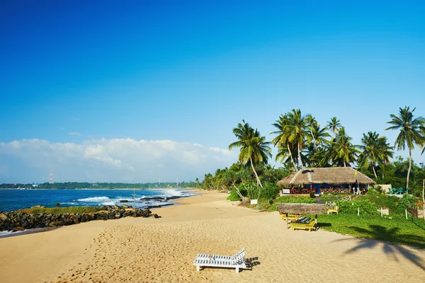 Vackra havet stranden med Tom solarium. — Stockfoto