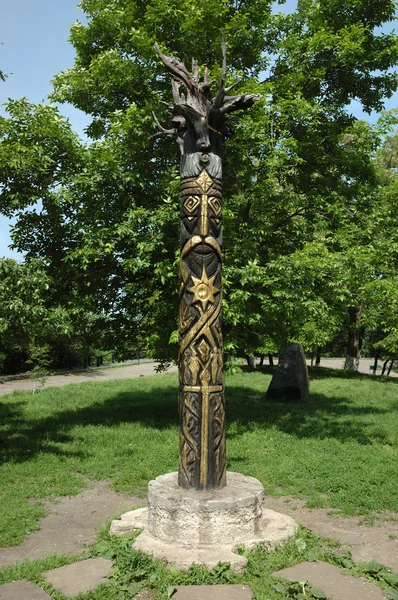 Wooden pagan's idol of Perun - god of Thunder in Slavic mythology — Stock Photo, Image