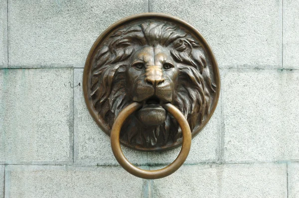 Tête de lion vieille porte frappeur — Photo