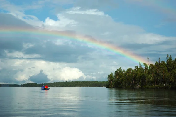 Doble arco iris durante el kayak en la República de Karelia, lago Engozero — Foto de Stock