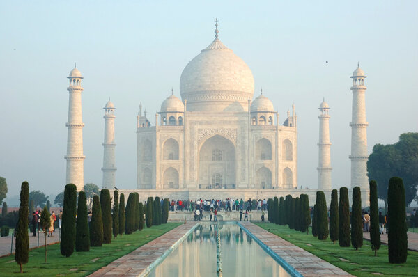 Ранним утром в Тадж-Махале, Агра (объект наследия ЮНЕСКО), Индия
