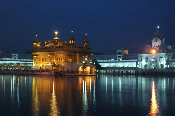 Tempio d'oro di notte religione sikh, in Amritsar, Punjab, India — Foto Stock
