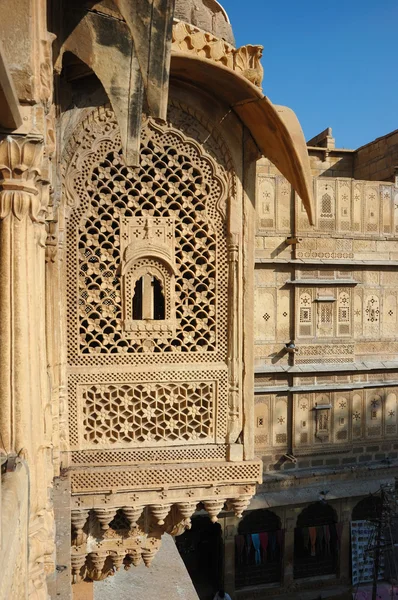 Hermoso balcón adornado del viejo haveli, Jaisalmer, India — Foto de Stock