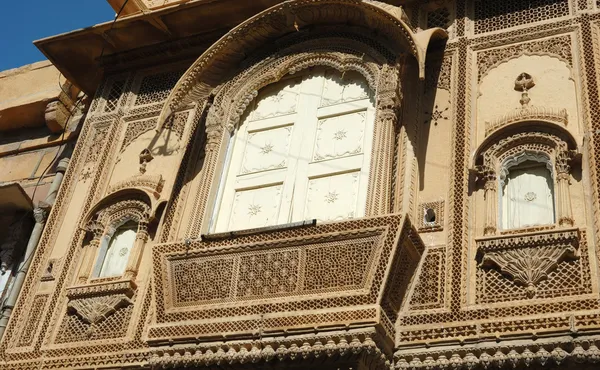 Linda varanda ornamentada da antiga casa tradicional rajastani — Fotografia de Stock