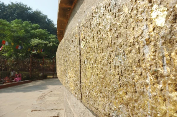 Zlatá zdi starověkého dhamekh stúpa v sarnath, Indie — Stock fotografie