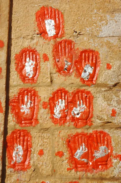 Huellas de manos de mujeres que cometieron sati en el Fuerte Meherangarh en Jodhpur, Rajastán, India — Foto de Stock