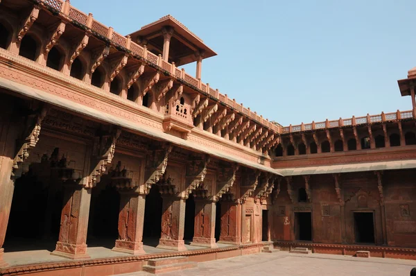 Hermosas galerías adornadas dentro del fuerte de Agra, famoso punto de referencia —  Fotos de Stock