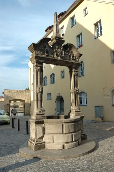 Antiguo pozo medieval en Ratisbona, Baviera, Alemania, patrimonio de la Unesco —  Fotos de Stock