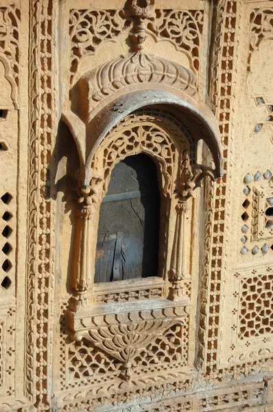 Krásné zdobené okno starých haveli (dům) ve městě jaisalmer, Indie — Stock fotografie
