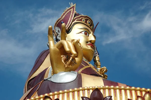 Grande estátua de ouro de Padmasambhava ou Guru Rinpoche em Rewalsar , — Fotografia de Stock