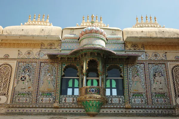 Nahaufnahme des Pfauenplatzes (mor chok) im Stadtpalast von Udaipur, Indien — Stockfoto