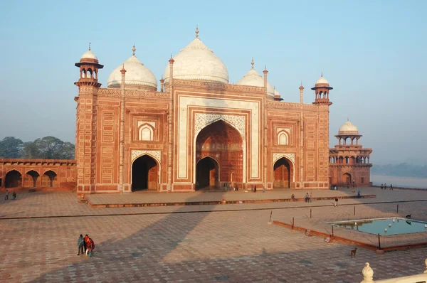 Taj Mahal mosque at famous architectural complex in Agra,Uttar Pradesh, India — Stock Photo, Image