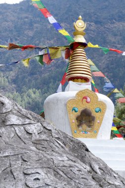Nepal küçük Tibet stupa kutsal mani taşları ile