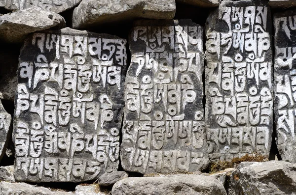 Piedras mani budistas con mantras sagrados en Tengboche, Nepal, Everest —  Fotos de Stock