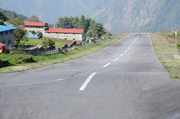 One of the most dangerous airports in the world - Tenzing-Hillary,Nepal — Stock Photo, Image