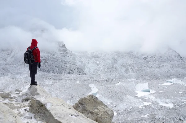 Bergbeklimmer permanent in de buurt van khumbu icefall, everest regio, nepal — Stockfoto