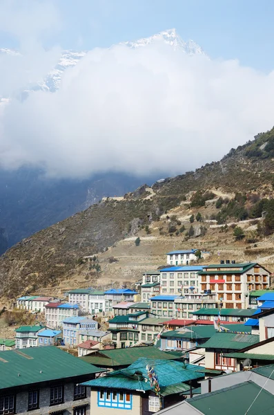 Pemandangan desa Namche Bazaar - ibukota sherpa, daerah Everest, Nepal — Stok Foto