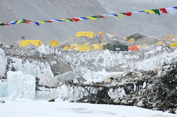 Campamento Base del Everest Sur en Himalaya, Nepal, ruta popular de trekking — Foto de Stock