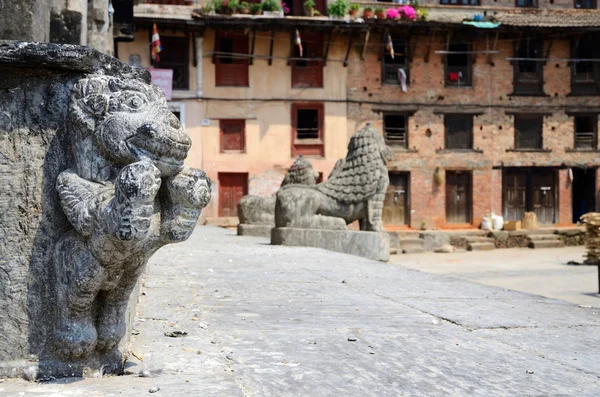 Estátuas antigas na aldeia Newari tradicional de Khokana, Nepal, herança da Unesco — Fotografia de Stock
