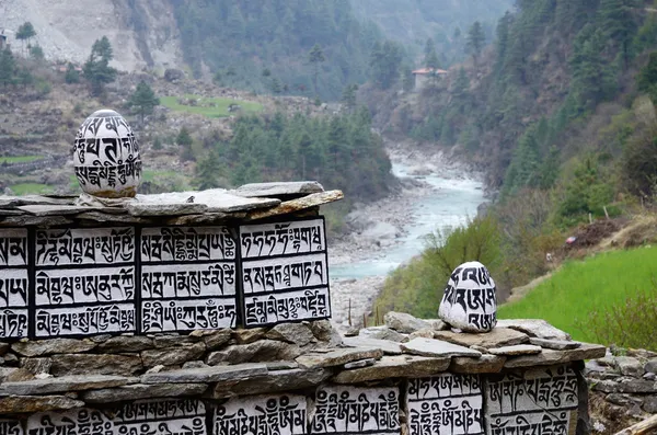 Buddhistické mani kameny s posvátných manter poblíž dudh kosi řeka, Nepál — Stock fotografie